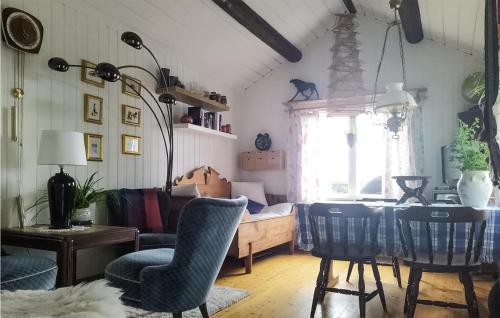 uma sala de estar com mesa e cadeiras em 1 Bedroom Lovely Home In Genvalla 