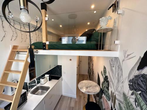 Cette petite maison dispose d'une cuisine et de lits superposés. dans l'établissement The GARDEN - cosy studio with AC in the very center of Paris, à Paris