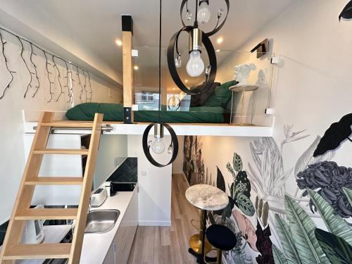 Cette petite chambre comprend des lits superposés et un escalier. dans l'établissement The GARDEN - cosy studio with AC in the very center of Paris, à Paris