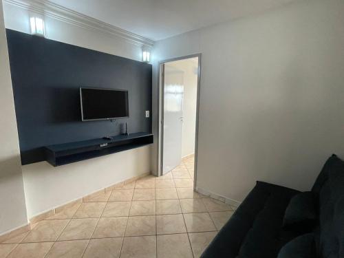 um quarto com uma televisão de ecrã plano na parede em Apartamento aconchegante 1911 em Goiânia