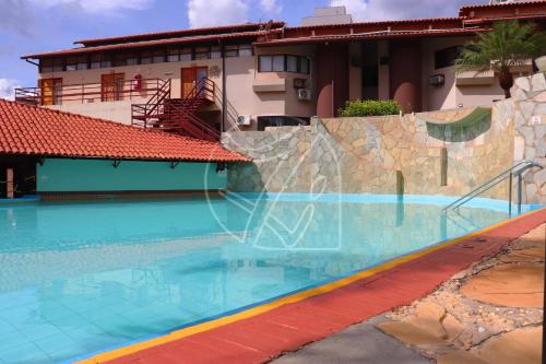 uma piscina em frente a um edifício em Recanto das Águas Quentes - TURISMO em Rio Quente
