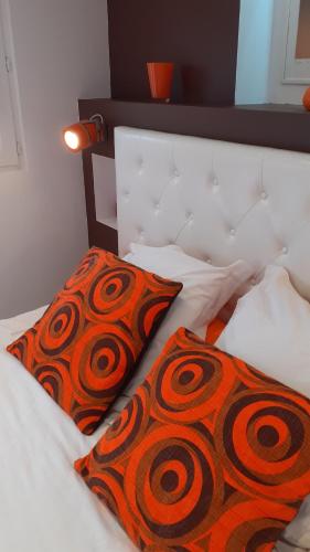 Una cama con dos almohadas encima. en Maison Ilaguinabaita 255 bis, en Urrugne