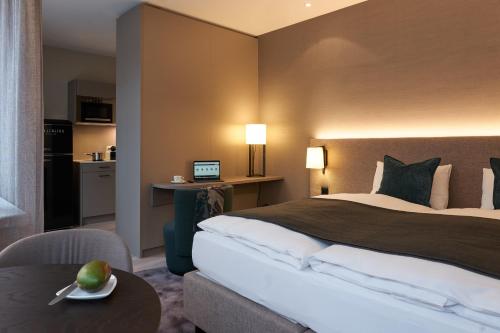 ein Hotelzimmer mit einem großen Bett und einem Tisch in der Unterkunft CITY STAY - Franklinstrasse in Zürich