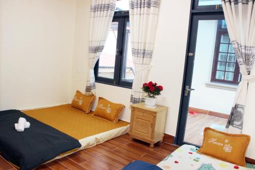 a small bedroom with a bed and a window at Thủy Loan House Đà Lạt in Da Lat