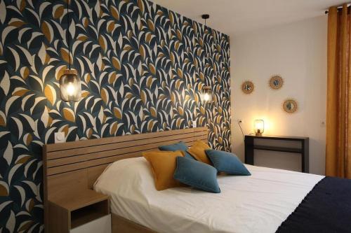 a bedroom with a bed with blue and orange pillows at Gîte Darcey la Jolie 6/8 pers. in Darcey