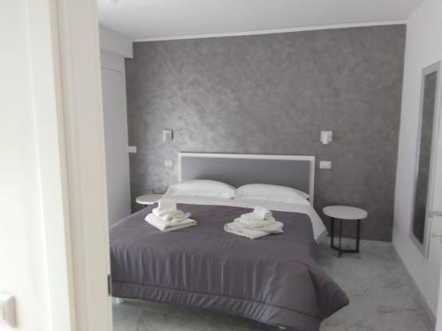 Suite in Città residence في إيسيرنيا: غرفة نوم عليها سرير وفوط