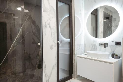 un bagno con lavandino e specchio di 26 Bricks Suites a Oradea