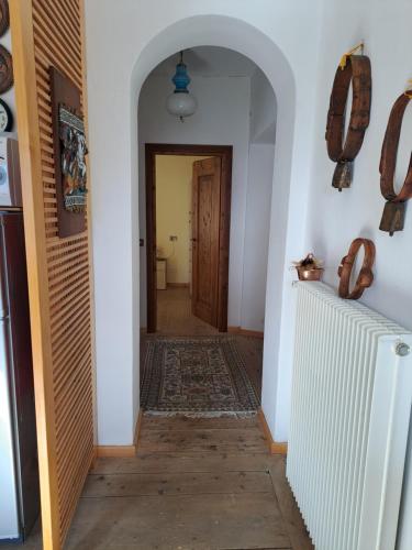 a hallway with an archway leading into a room at L' antica Casa di Maria Lilia in Pieve di Cadore