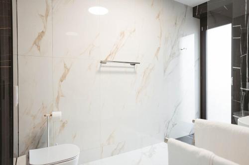 Phòng tắm tại 26 Bricks Suites