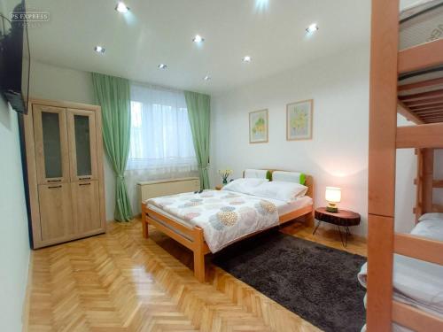 una camera con un letto e un letto a castello di ODMORKO Zemun a Belgrado