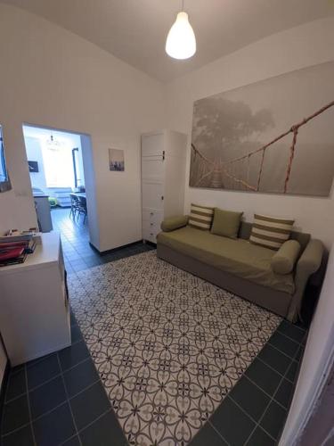 ein Wohnzimmer mit einem Sofa in einem Zimmer in der Unterkunft Casa di Nico in Finale Ligure