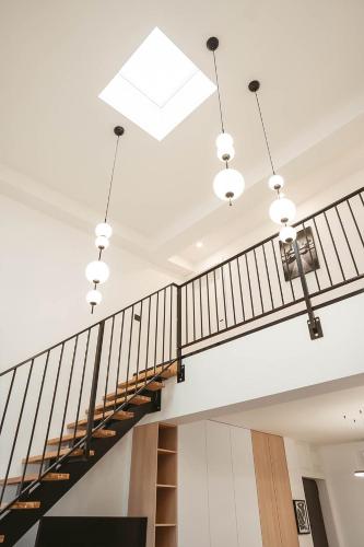 widok klatki schodowej w budynku z oświetleniem w obiekcie 26 Bricks Suites w mieście Oradea