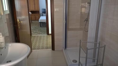 bagno con doccia, lavandino e servizi igienici di WANDERLUST HOME a Termoli