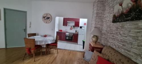 una cucina e una sala da pranzo con tavolo in una stanza di appartement meublé romain a Niederbronn-les-Bains