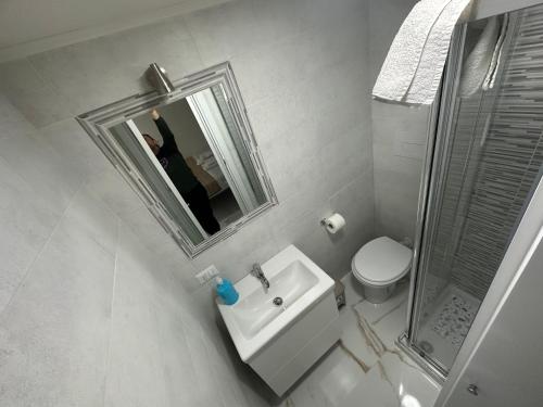 bagno con lavandino, servizi igienici e specchio di San Matteo House a Napoli
