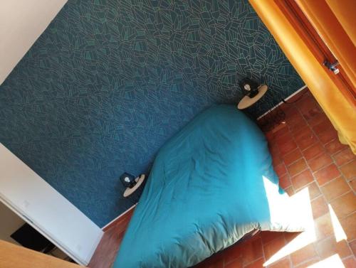 Ένα ή περισσότερα κρεβάτια σε δωμάτιο στο Appartement dans village calme à 5 min des lacs