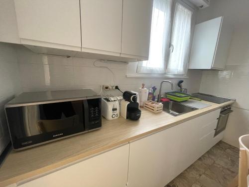 Η κουζίνα ή μικρή κουζίνα στο Romeo’s apartment a Firenze
