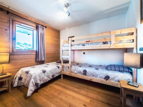 a bedroom with two bunk beds and a desk at Appartement Tignes, 3 pièces, 6 personnes - FR-1-502-374 in Tignes