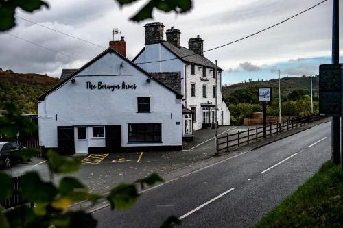 un bâtiment blanc sur le côté d'une route dans l'établissement The Berwyn Arms, à Corwen