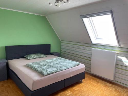 une chambre avec un lit et une fenêtre dans l'établissement Maisonette Apartment Family & Business nähe Heidelberg I Küche I 6 Schlafplätze, à Sinsheim