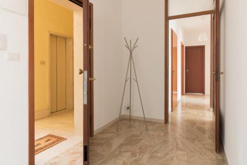 a hallway with a tripod in a room with a mirror at Italianflat - Via Adami, 3 Bedroom Flat, FREE PARKING in Verona
