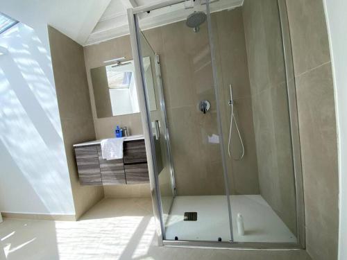 y baño con ducha y puerta de cristal. en Cefalu - luxury seaview villa x10, en Cefalú