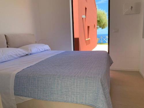 1 dormitorio con cama y vistas al océano en Cefalu - luxury seaview villa x10, en Cefalú