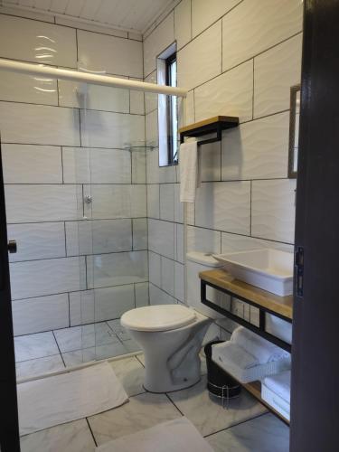 カンバラにあるRecosta Chalésのバスルーム(トイレ、洗面台付)