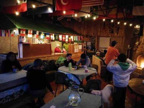 un grupo de personas sentadas en mesas en un restaurante en Olorin's Hut, en Copey