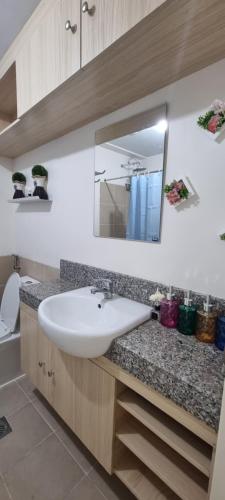 Spacious 1 Bedroom Condo in QC with Best Skyline View