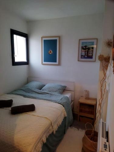 une chambre avec un lit et une fenêtre dans l'établissement Appartement 2 pieces, à La Londe-les-Maures