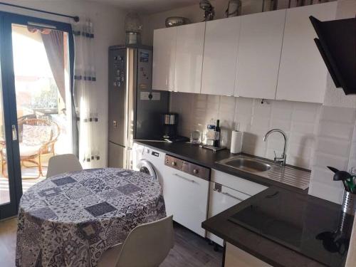Kuchyňa alebo kuchynka v ubytovaní Appartement 2 pieces