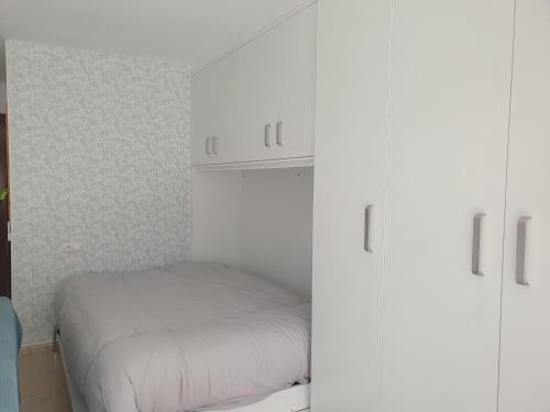 トロクスにあるEdificio Barcelonaのベッドルーム(ベッド1台、白いキャビネット付)