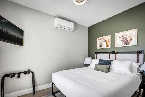 Ένα ή περισσότερα κρεβάτια σε δωμάτιο στο Two Bedroom - Queen in Both. Heart of Downtown Vista