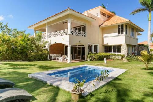 Villa en Punta Cana vista a golf de 4 habitaciones