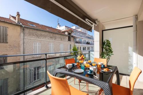 un balcon avec une table et des chaises sur un balcon dans l'établissement Hyper centre New Building, à Cannes
