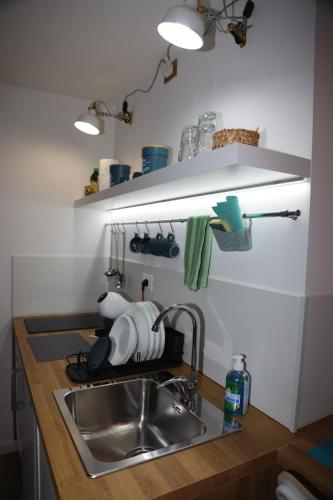 eine Küchentheke mit Spüle und Spüle in der Unterkunft Casa Viscardi in Neapel