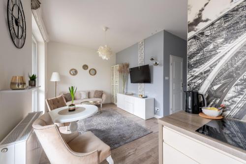 Fotografia z galérie ubytovania Kierbedzia 6 - Bezpłatny podziemny parking - free parking - Piękny ogródek z tarasem - 2km Łazienki Królewskie - WiFi - Smart TV 50 cali - Good Apartments vo Varšave