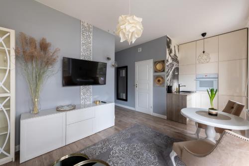 Fotografia z galérie ubytovania Kierbedzia 6 - Bezpłatny podziemny parking - free parking - Piękny ogródek z tarasem - 2km Łazienki Królewskie - WiFi - Smart TV 50 cali - Good Apartments vo Varšave