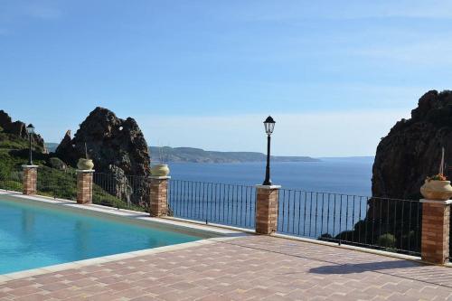 una piscina con vista sull'oceano di Tanca Piras - Emozioni a strapiombo sul Mare!!! a Nebida