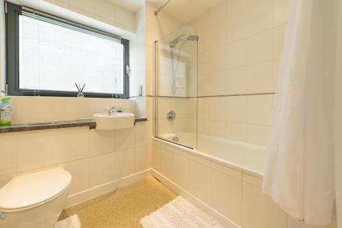 a bathroom with a toilet and a shower and a sink at Ground Floor 2 Bedroom Apartment w Parking Sleep up to 6 in L3 in Liverpool