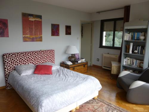 アジャクシオにあるChambre d'hôte Les Jardins Du Forconeのベッドルーム1室(赤い枕付きのベッド1台付)
