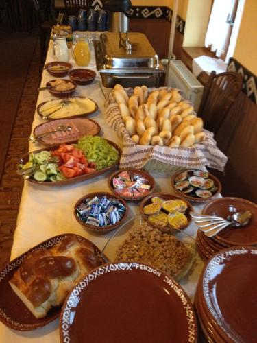 Una mesa cubierta con muchos tipos diferentes de comida en Penzion Javorina, en Čičmany
