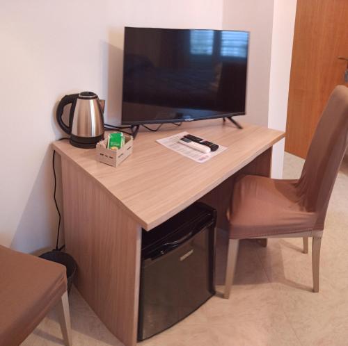 een bureau met een televisie en een stoel in een kamer bij Contessa Vacanze Byron in Contessa Entellina