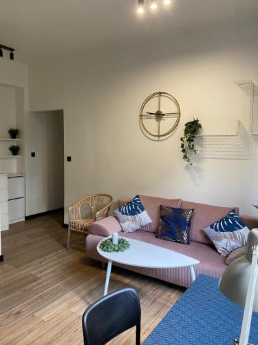 uma sala de estar com um sofá e uma mesa em Przytulny i nowoczesny apartament Małgosi, 10 min pieszo od dworca i Galerii em Katowice