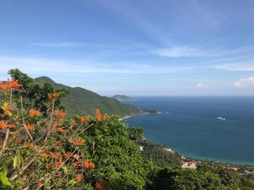 a view of the ocean from a mountain at Homestay Vân Đức Cù Lao Chàm in Tân Hiệp