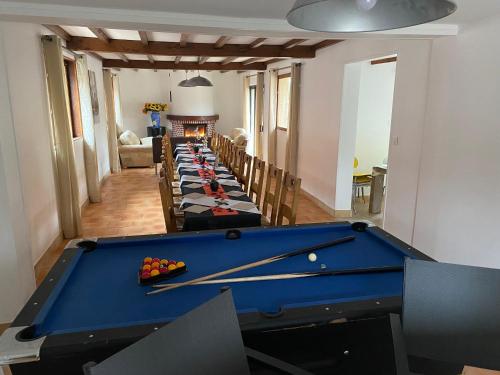 a pool table in a living room with a billiards at Camping la Nouvelle Aventure in Audincthum