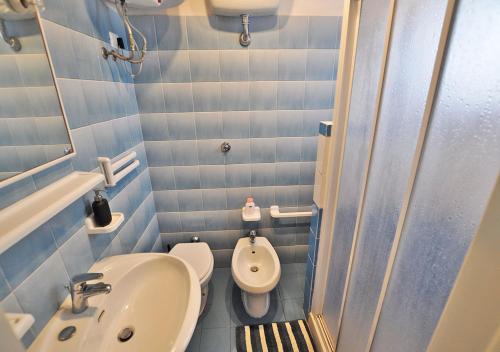 a small bathroom with a toilet and a sink at Le Maree Villino Scilla in Capoliveri