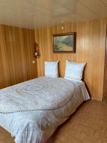 a bedroom with a large bed in a boat at Maison de vacances 