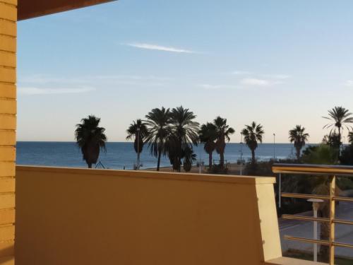 uitzicht op het strand vanaf het balkon van een huis bij Paseo Marítimo Antonio Banderas in Málaga